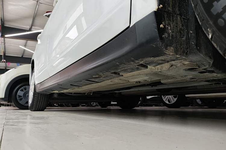 Used Venucia R50 2014 1.6L Manual Splendid Edition Right Side Sill