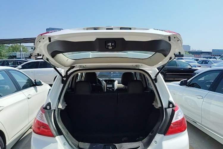 Used Venucia R50 2014 1.6L Automatic Splendid Edition Trunk