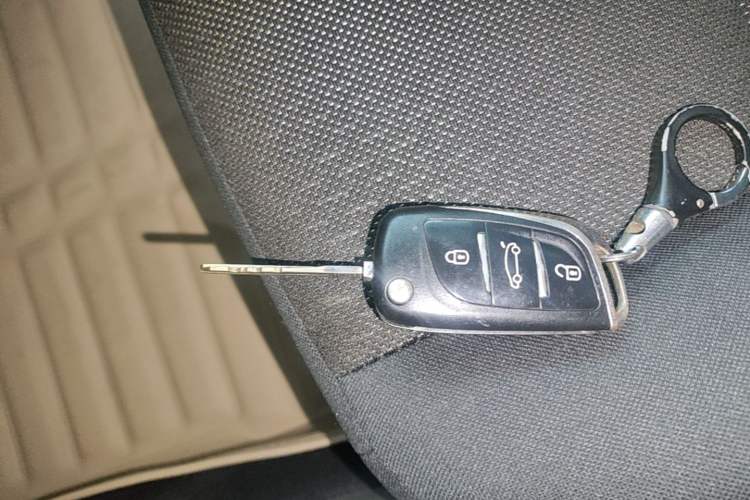 Used Venucia R50 2014 1.6L Manual Splendid Edition Vehicle Key
