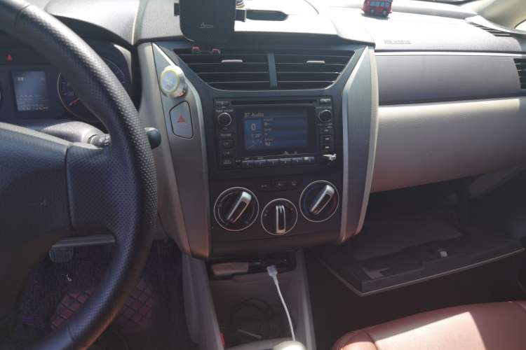 Used Venucia R50 2015 1.6L Manual Fashion Edition Audio And AC Panel