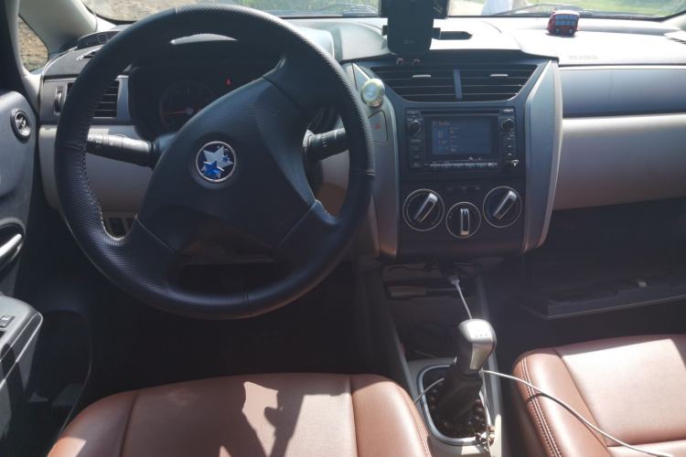 Used Venucia R50 2015 1.6L Manual Fashion Edition Center Console