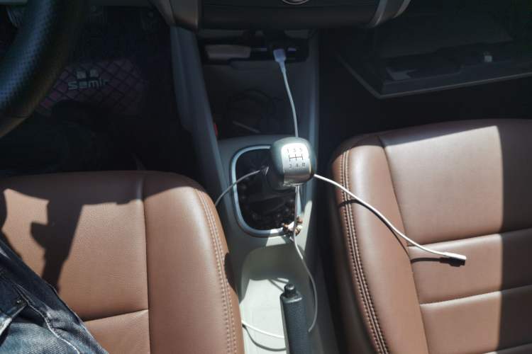 Used Venucia R50 2015 1.6L Manual Fashion Edition Gear Lever