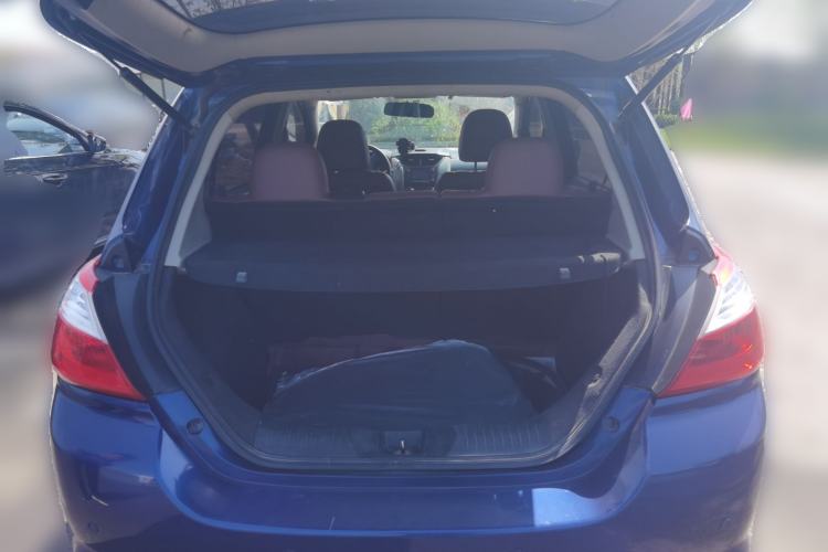 Used Venucia R50 2015 1.6L Manual Fashion Edition Trunk