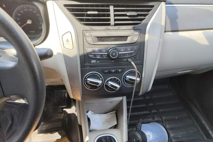 Used Venucia R50 2015 1.6L Manual Fashion Edition Audio And AC Panel