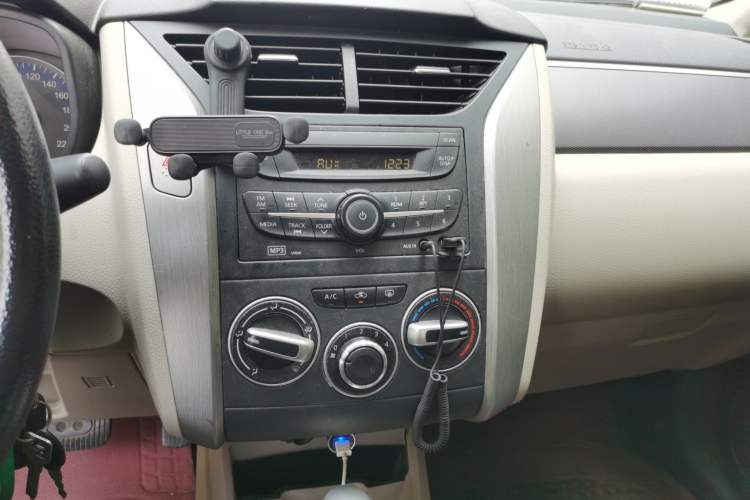 Used Venucia R50 2015 1.6L Automatic Fashion Edition Audio And AC Panel
