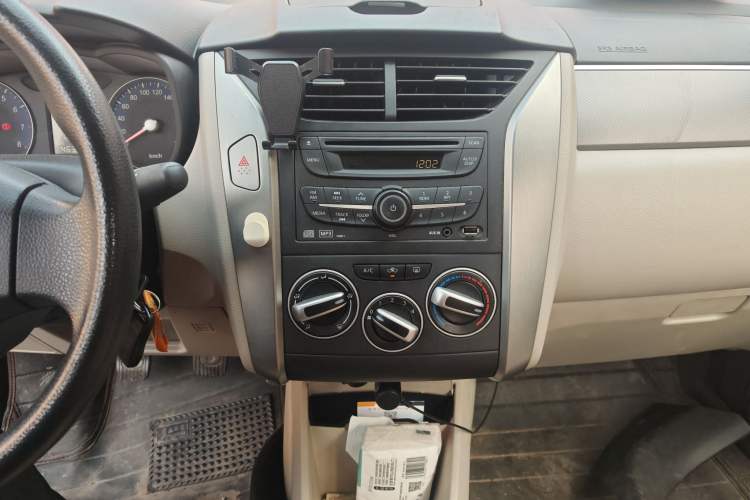 Used Venucia R50 2015 1.6L Manual Fashion Edition Audio And AC Panel