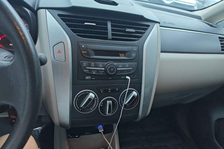 Used Venucia R50 2015 1.6L Manual Fashion Edition Audio And AC Panel