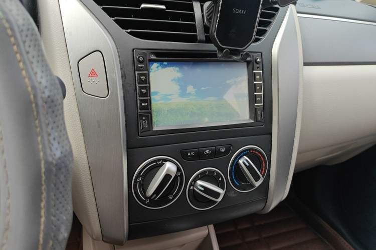 Used Venucia R50 2015 1.6L Automatic Luxury Edition Audio And AC Panel
