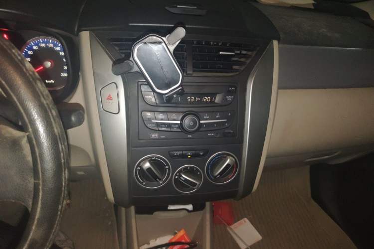 Used Venucia R50 2015 1.6L Manual Fashion Edition Audio And AC Panel
