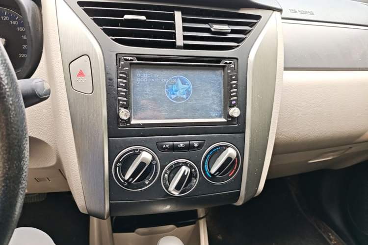 Used Venucia R50 2015 1.6L Automatic Fashion Edition Audio And AC Panel
