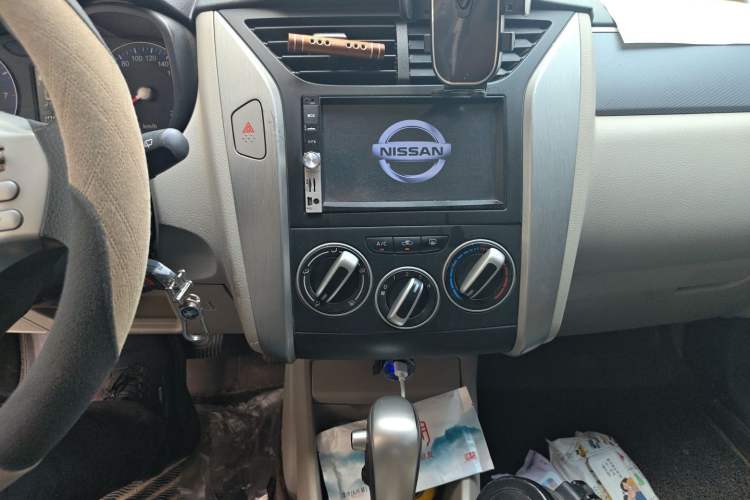 Used Venucia R50 2015 1.6L Automatic Luxury Edition Audio And AC Panel