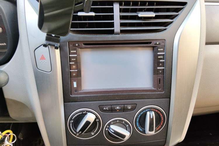 Used Venucia R50 2015 1.6L Manual Fashion Edition Audio And AC Panel