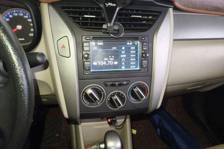 Used Venucia R50 2015 1.6L Automatic Fashion Edition Audio And AC Panel