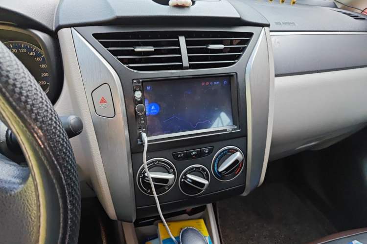 Used Venucia R50 2015 1.6L Automatic Fashion Edition Audio And AC Panel