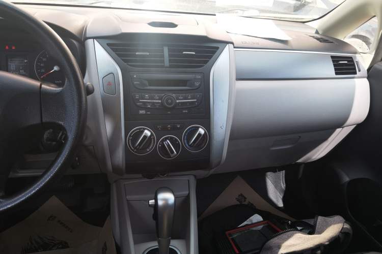 Used Venucia R50 2015 1.6L Automatic Fashion Edition Audio And AC Panel