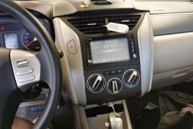 Used Venucia R50 2015 1.6L Automatic Luxury Edition Audio And AC Panel