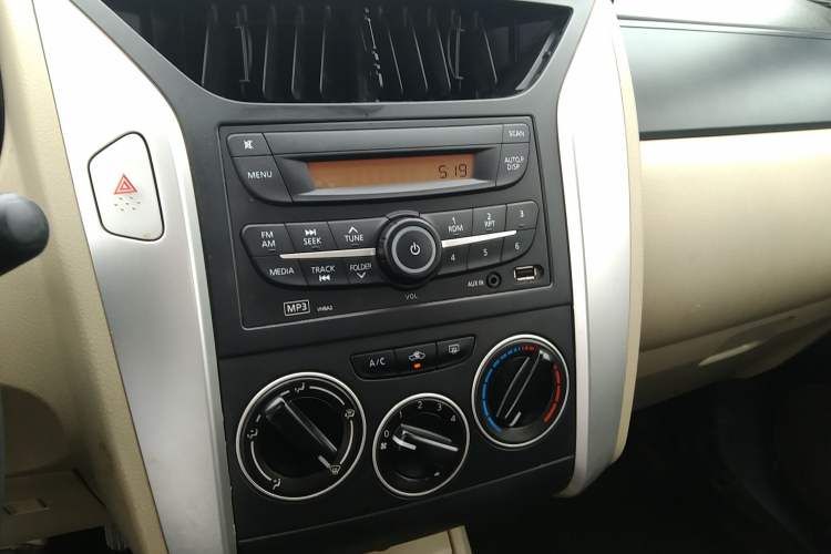 Used Venucia R50 2015 1.6L Manual Fashion Edition Audio And AC Panel