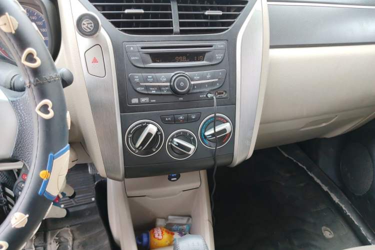 Used Venucia R50 2015 1.6L Manual Luxury Edition Audio And AC Panel