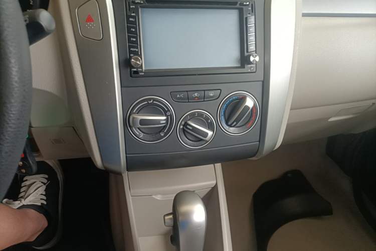 Used Venucia R50 2015 1.6L Automatic Luxury Edition Audio And AC Panel