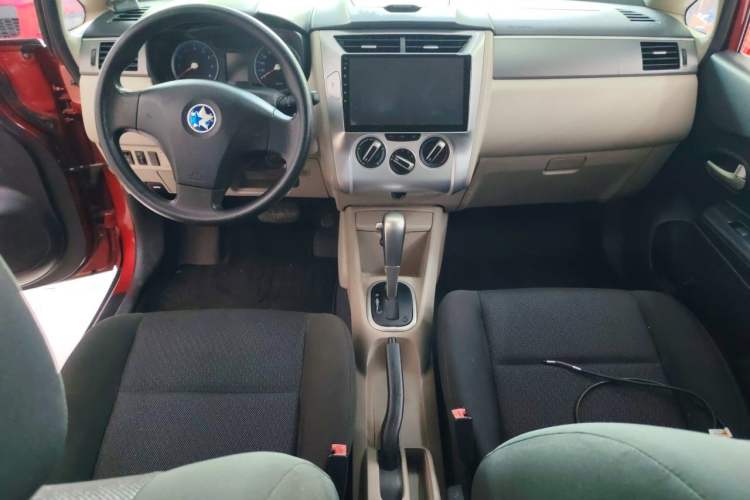 Used Venucia R50 2015 1.6L Automatic Fashion Edition Center Console