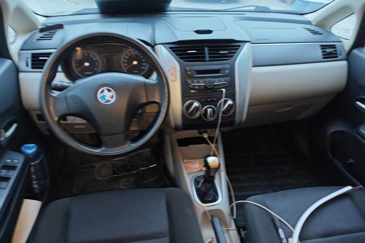 Used Venucia R50 2015 1.6L Manual Fashion Edition Center Console