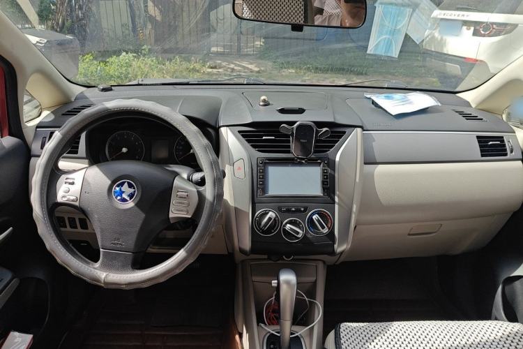 Used Venucia R50 2015 1.6L Automatic Luxury Edition Center Console