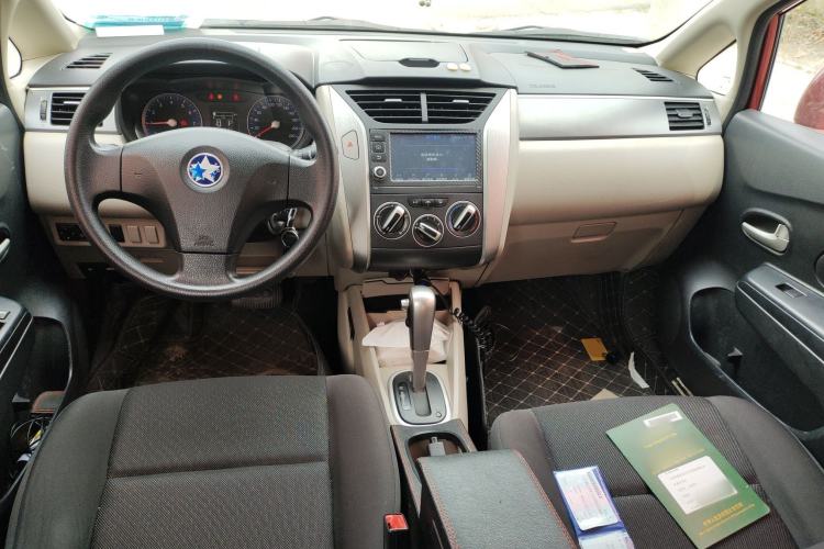 Used Venucia R50 2015 1.6L Automatic Fashion Edition Center Console