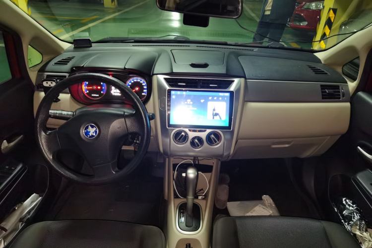 Used Venucia R50 2015 1.6L Automatic Fashion Edition Center Console