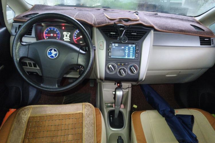 Used Venucia R50 2015 1.6L Automatic Fashion Edition Center Console