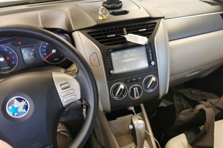 Used Venucia R50 2015 1.6L Automatic Luxury Edition Center Console