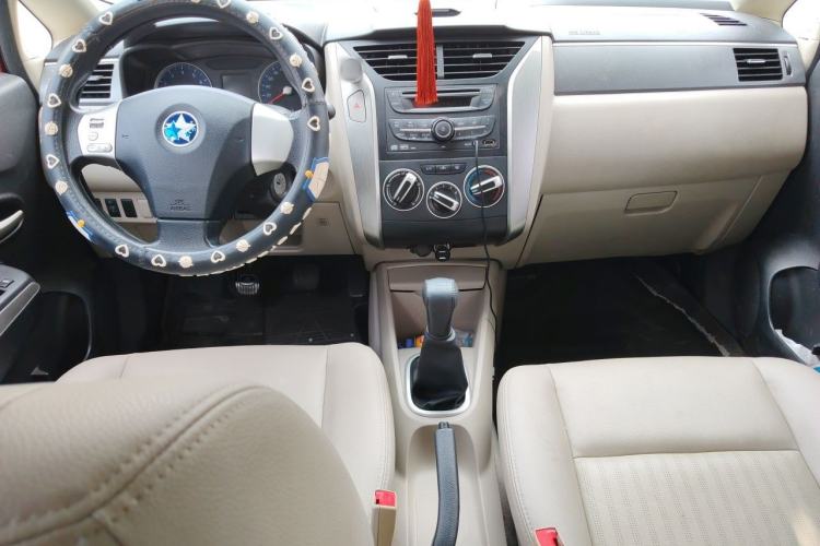 Used Venucia R50 2015 1.6L Manual Luxury Edition Center Console