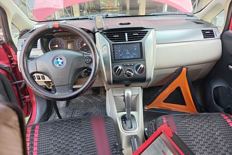 Used Venucia R50 2015 1.6L Automatic Fashion Edition Center Console