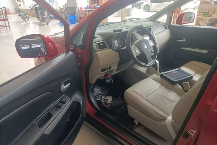 Used Venucia R50 2015 1.6L Automatic Luxury Edition Driver Seat