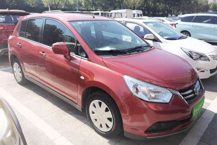 Used Venucia R50 2015 1.6L Automatic Fashion Edition Exterior 2