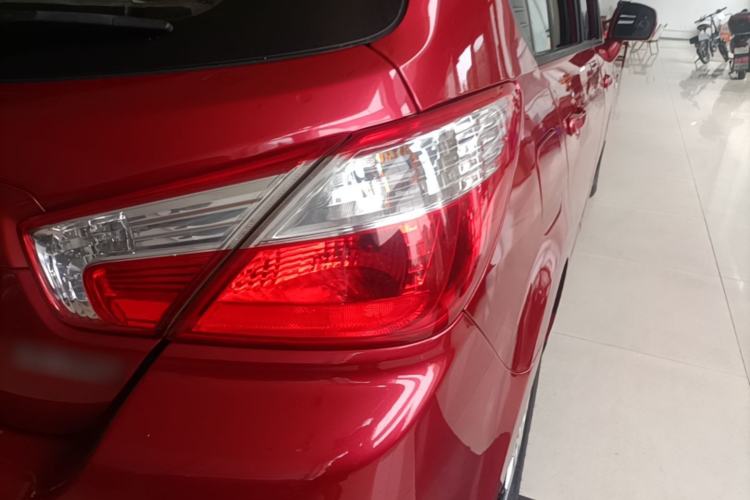 Used Venucia R50 2015 1.6L Automatic Luxury Edition Exterior 3