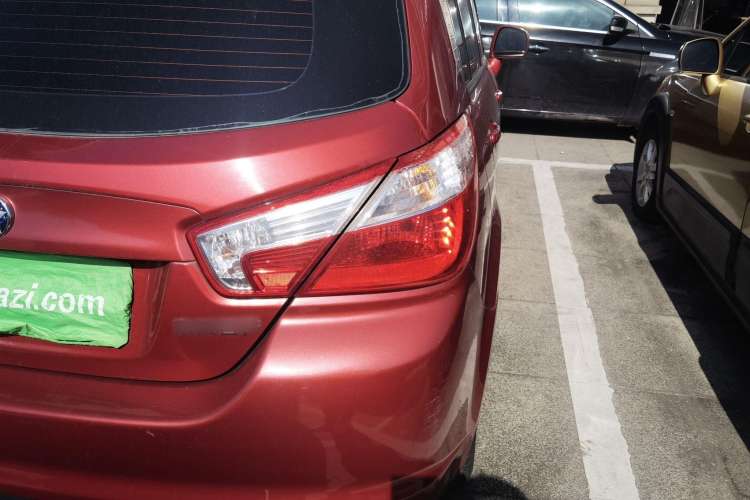 Used Venucia R50 2015 1.6L Automatic Fashion Edition Exterior 6