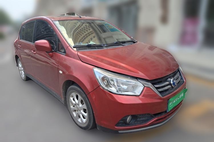 Used Venucia R50 2015 1.6L Automatic Luxury Edition Front Right 45 Deg