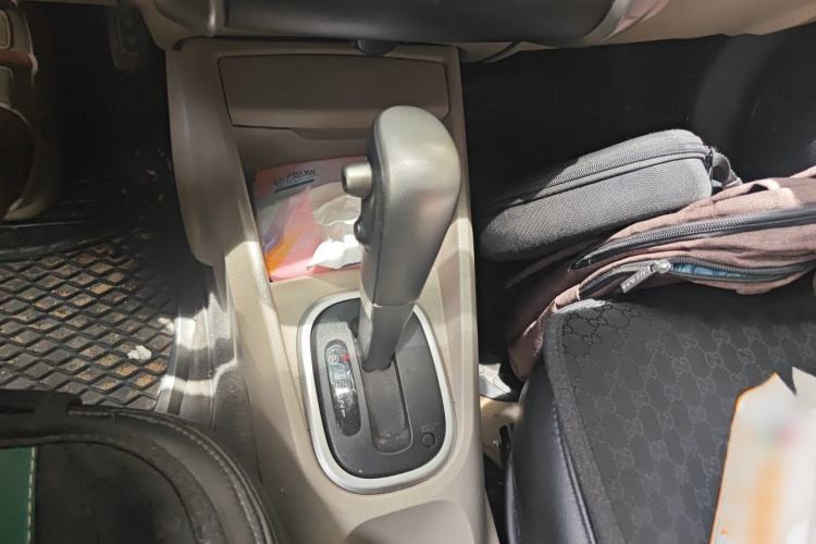 Used Venucia R50 2015 1.6L Automatic Fashion Edition Gear Lever