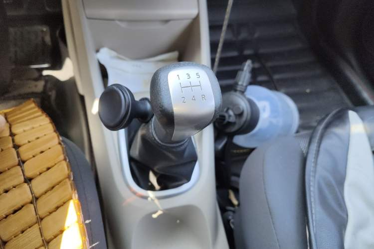Used Venucia R50 2015 1.6L Manual Fashion Edition Gear Lever
