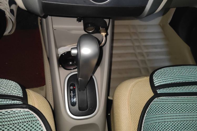 Used Venucia R50 2015 1.6L Automatic Fashion Edition Gear Lever