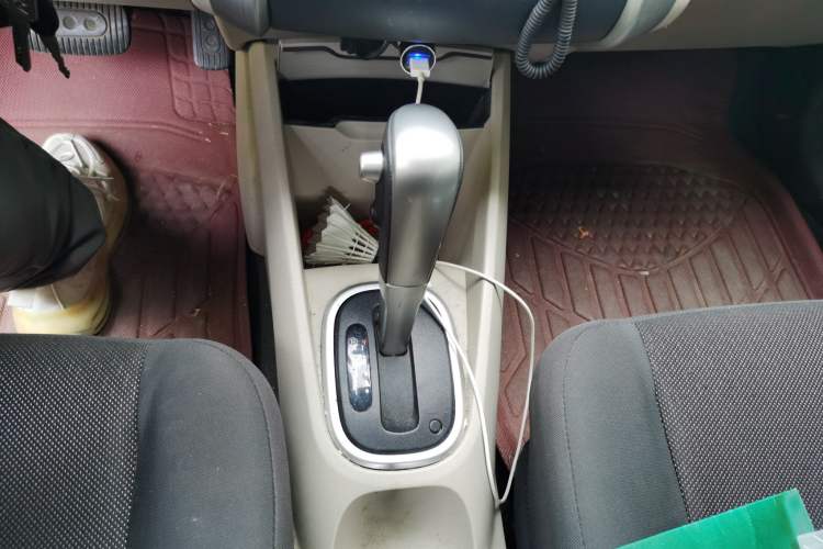 Used Venucia R50 2015 1.6L Automatic Fashion Edition Gear Lever