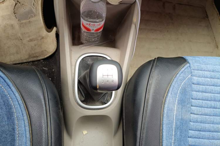 Used Venucia R50 2015 1.6L Manual Fashion Edition Gear Lever