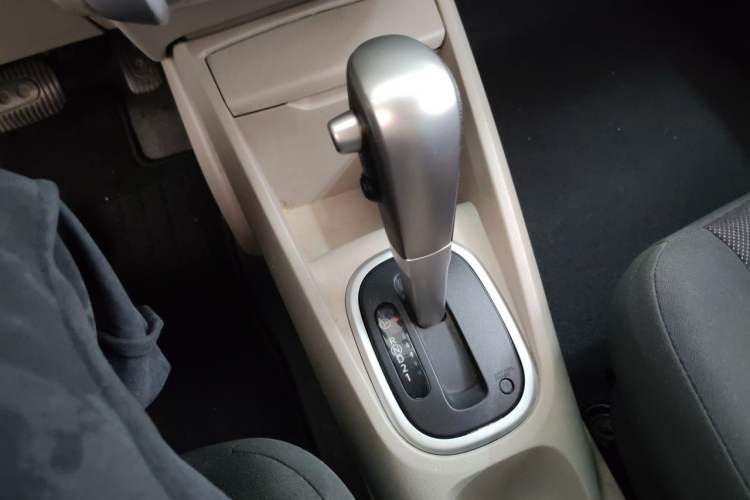 Used Venucia R50 2015 1.6L Automatic Fashion Edition Gear Lever