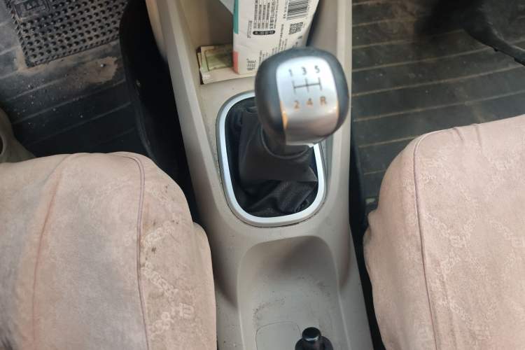 Used Venucia R50 2015 1.6L Manual Fashion Edition Gear Lever
