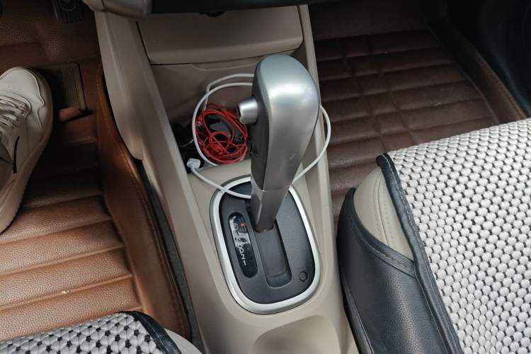 Used Venucia R50 2015 1.6L Automatic Luxury Edition Gear Lever
