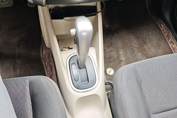 Used Venucia R50 2015 1.6L Automatic Fashion Edition Gear Lever
