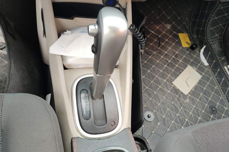 Used Venucia R50 2015 1.6L Automatic Fashion Edition Gear Lever