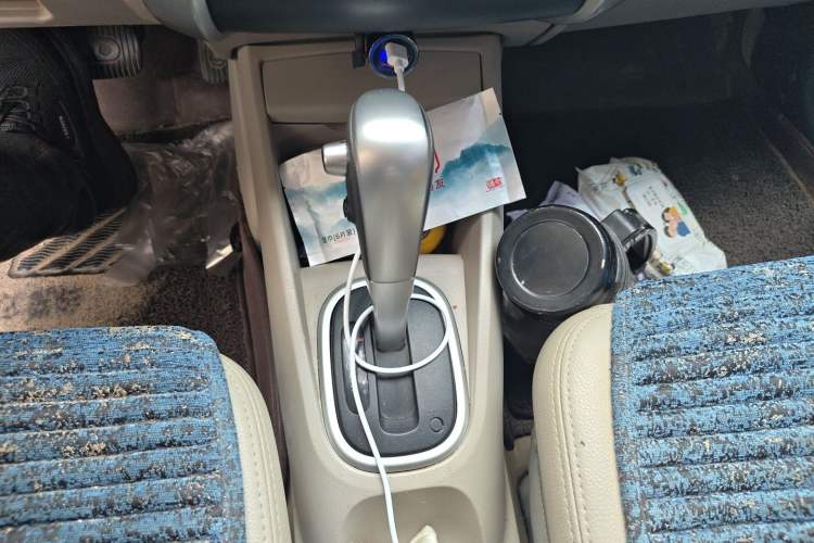 Used Venucia R50 2015 1.6L Automatic Luxury Edition Gear Lever