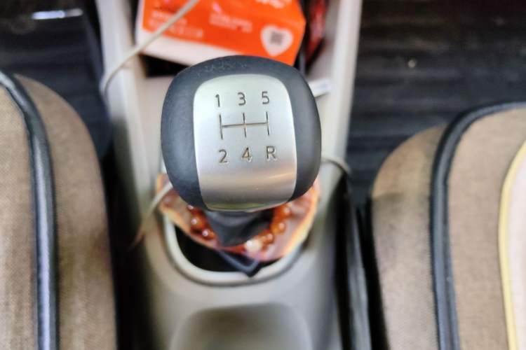 Used Venucia R50 2015 1.6L Manual Fashion Edition Gear Lever