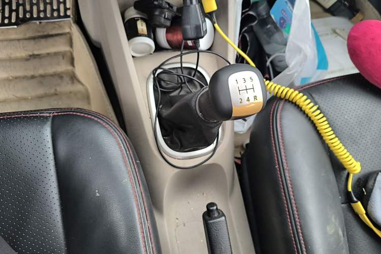 Used Venucia R50 2015 1.6L Manual Fashion Edition Gear Lever